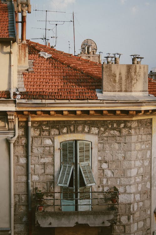 image of an old building with a juliet style balcony